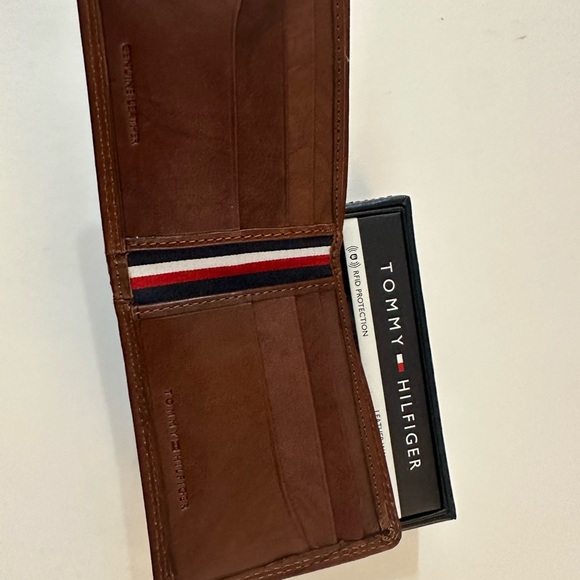 Tommy Hilfiger Brown Key & Card Holder - Picture 2 of 4